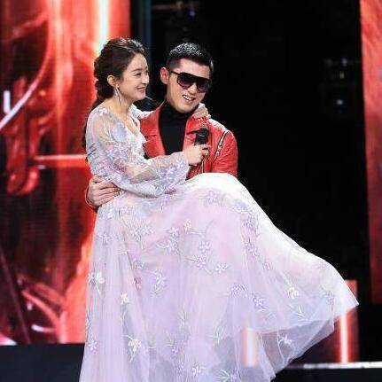 被公主抱的女星:佟丽娅花容失色,赵丽颖羞涩,只有她美如画