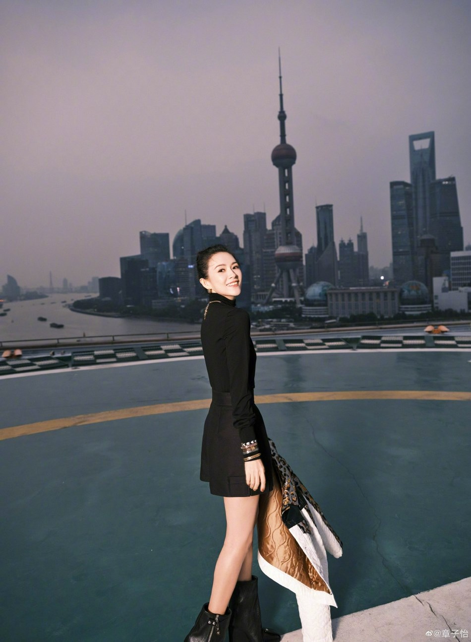 章子怡穿豹纹皮衣亮相时尚活动 减龄丸子头气场满分