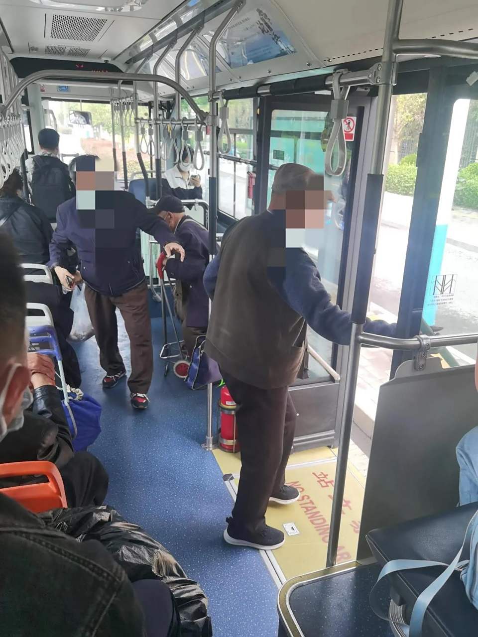 济南k143公交车上要下车的这个龟孙老头太不要脸啦!