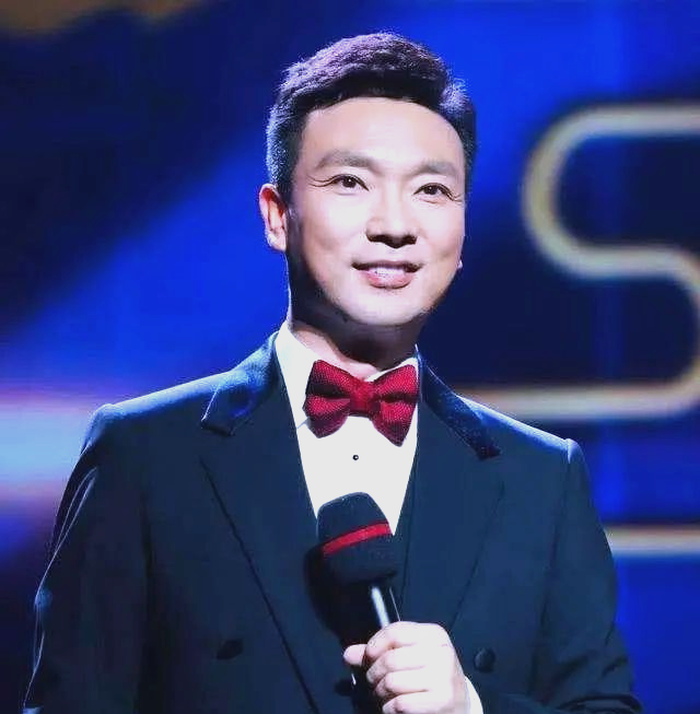 新闻联播主持康辉简历(新闻联播主持人康辉简介)