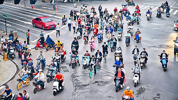 城市道路上的大量骑行和行人交通繁忙场景