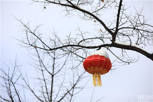 会泽:大年初三,大红灯笼映雪景
