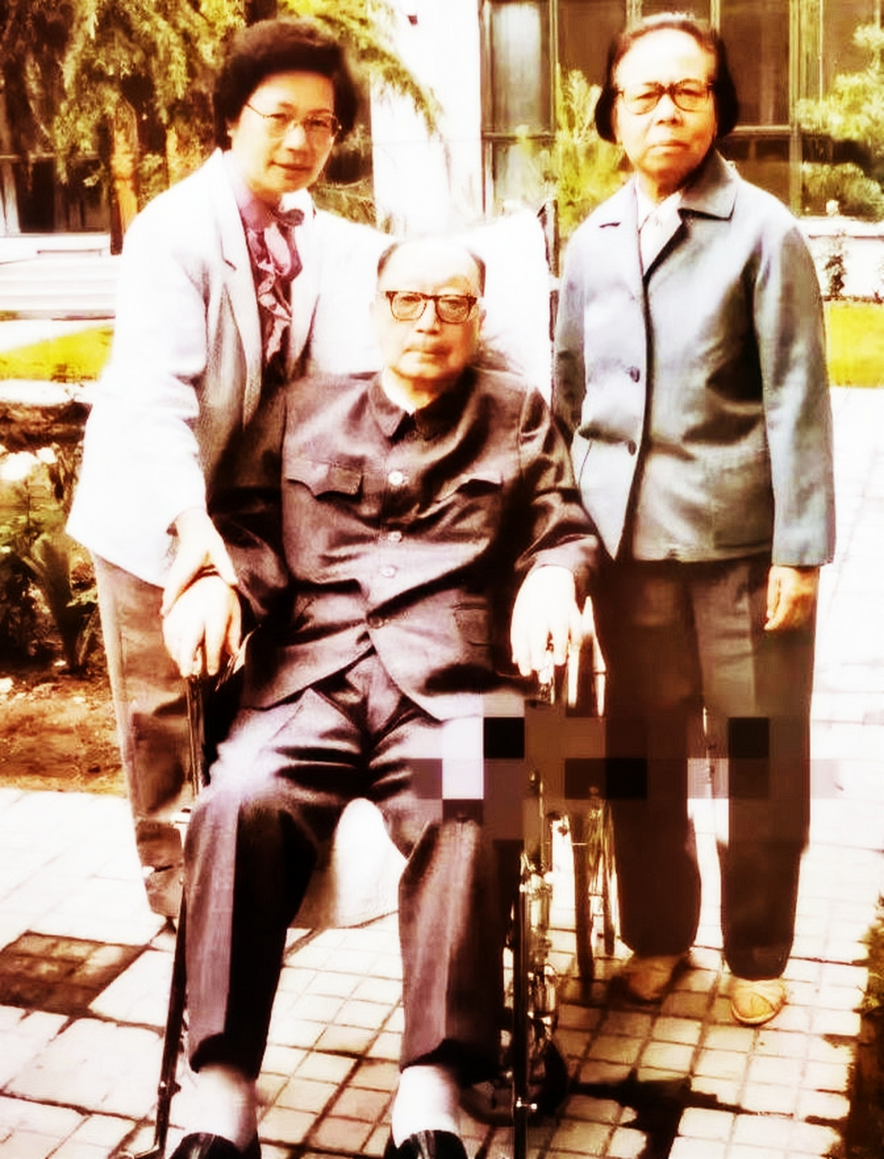 这张照片拍摄于1990年,是聂帅与夫人张瑞华和女儿聂力的合照.