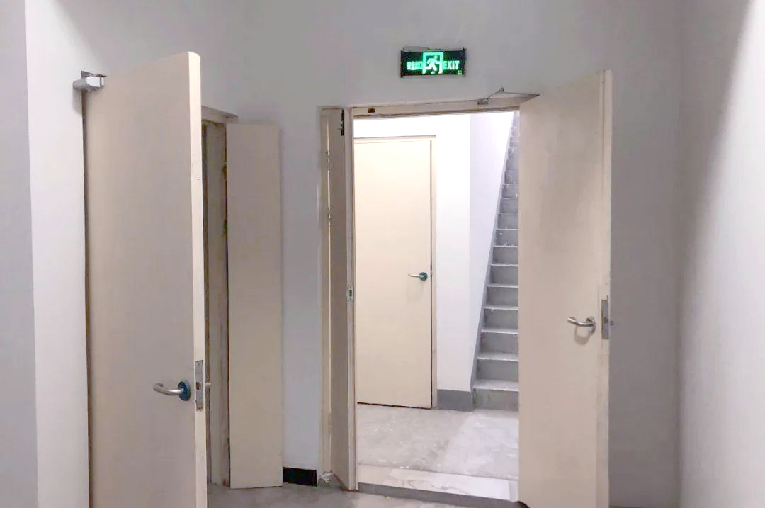 为了确保楼梯间的安全,其入口处都会安装防火门