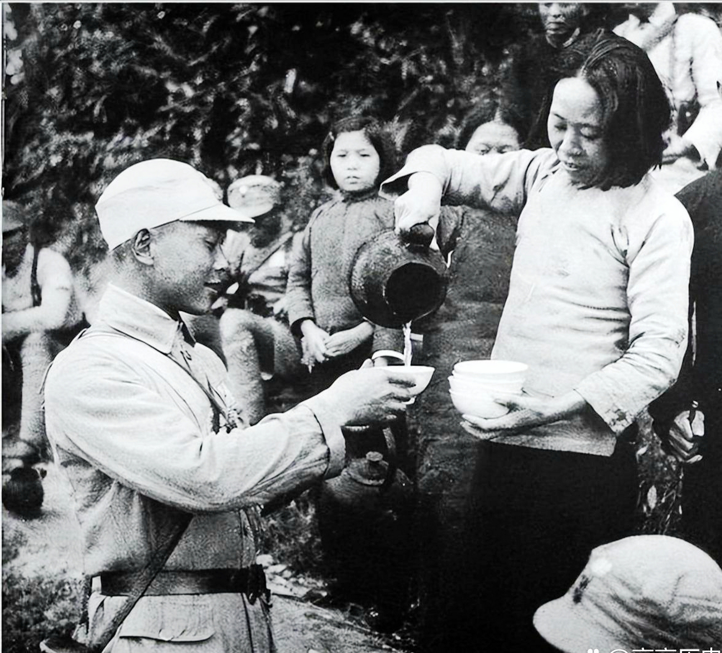 抗日军民鱼水情让人感慨! 军民关系好,就用军民鱼水来比.