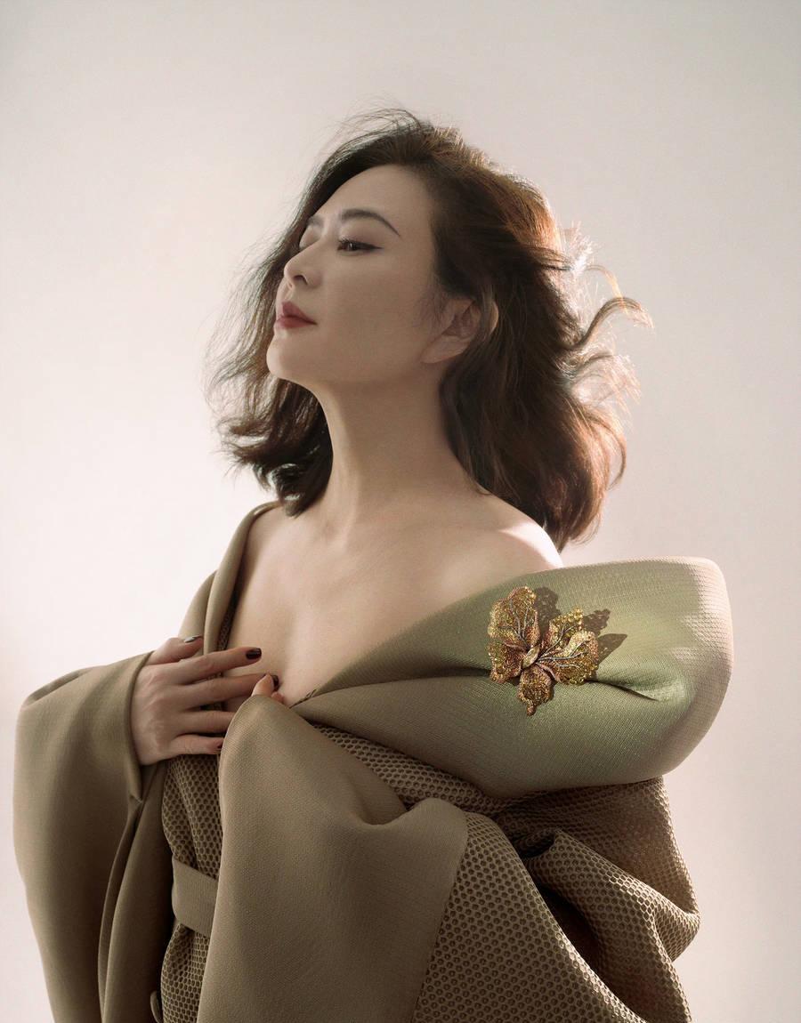 关之琳大片释出,黑发红唇端庄优雅,美目流盼,光影恣意