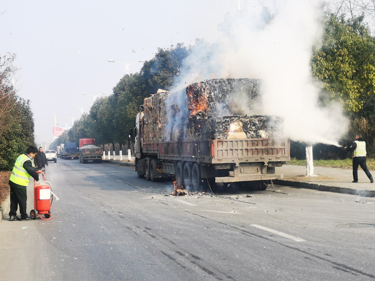运输废纸箱货车起火,湖北这个收费站快速反应帮助灭火