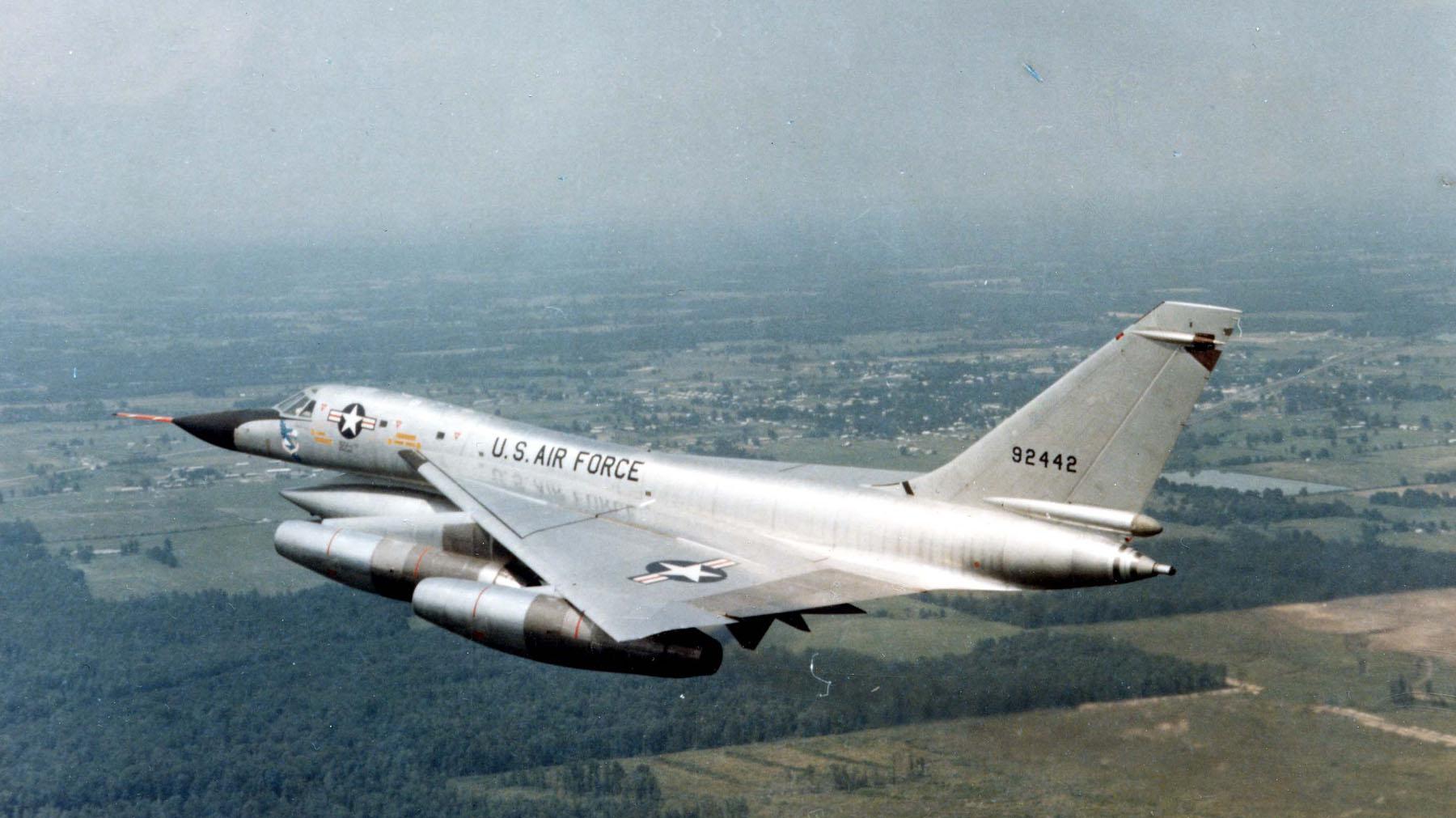 美第一种超音速战略轰炸机,服役10年坠毁26架,险些引爆5枚核弹