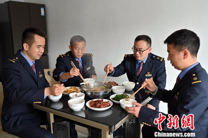 贵州青溪站:五等小站有家的温暖年味