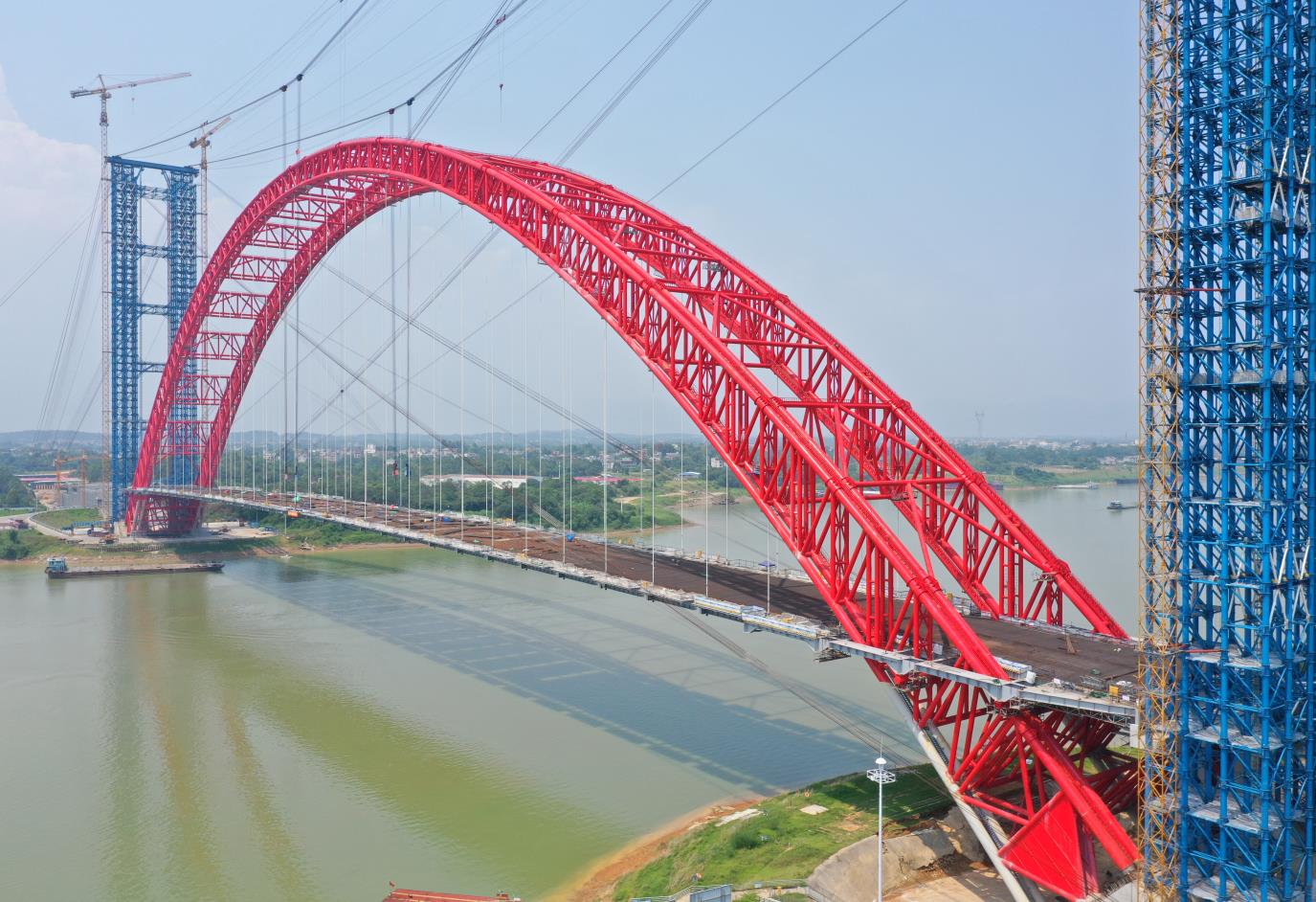 南北贯通!世界最大跨径拱桥广西平南三桥桥面格子梁今日顺利合龙