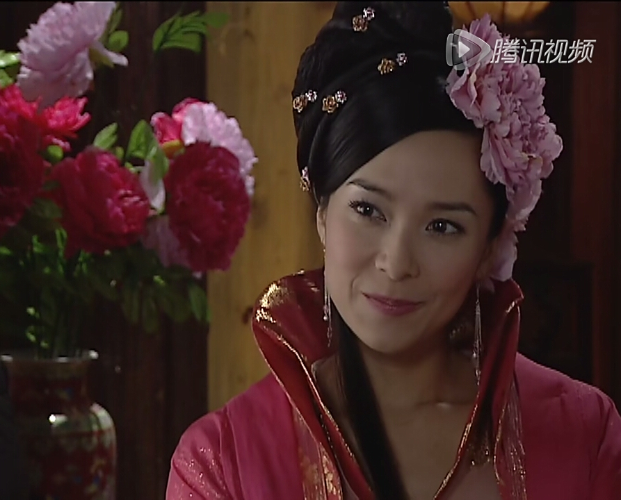 头戴牡丹花,肩绑大浴球,郭羡妮告诉你什么叫靠颜值撑起的造型!