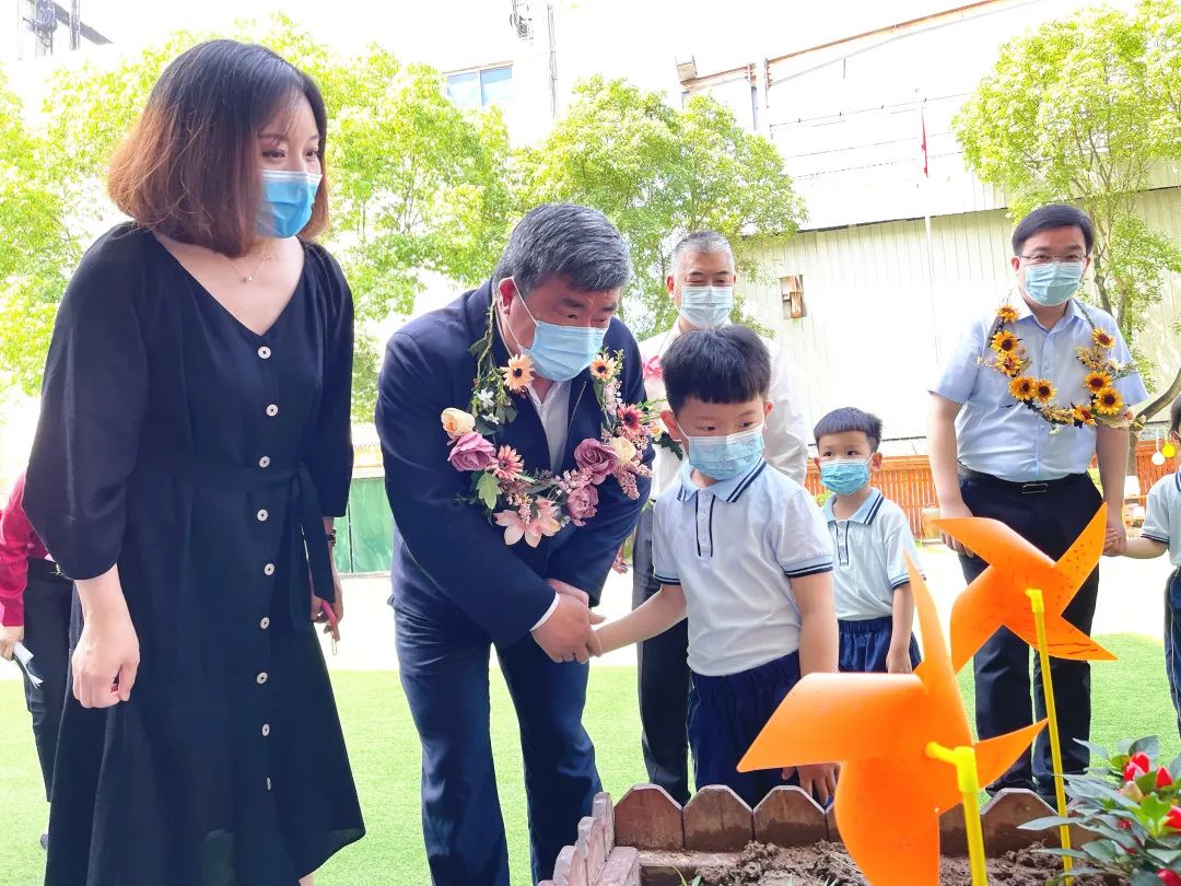 区人大常委会党组书记,主任戴冠福一行赴峰江街道中心幼儿园开展"六一