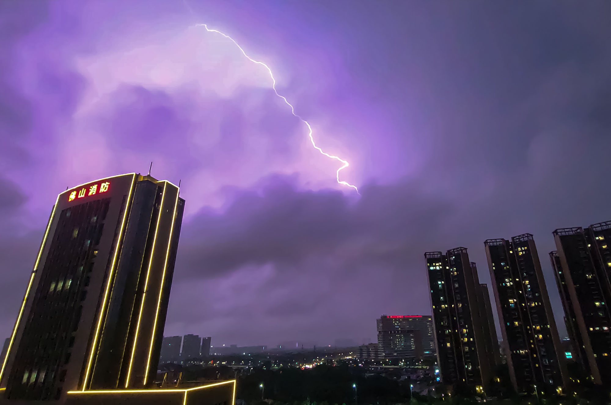 图集丨暴雨雷电齐上阵,预警信号仍生效