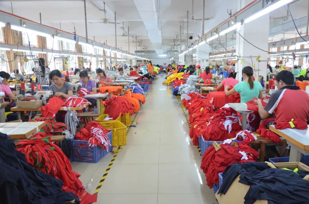 (↑资料图)据贵港市商务局有关负责人介绍,木乐服装产业在广州设有4个