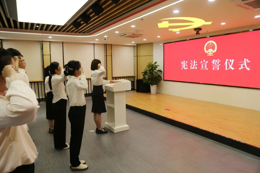 庐阳区举行2022年新录用公务员入职暨宪法宣誓仪式