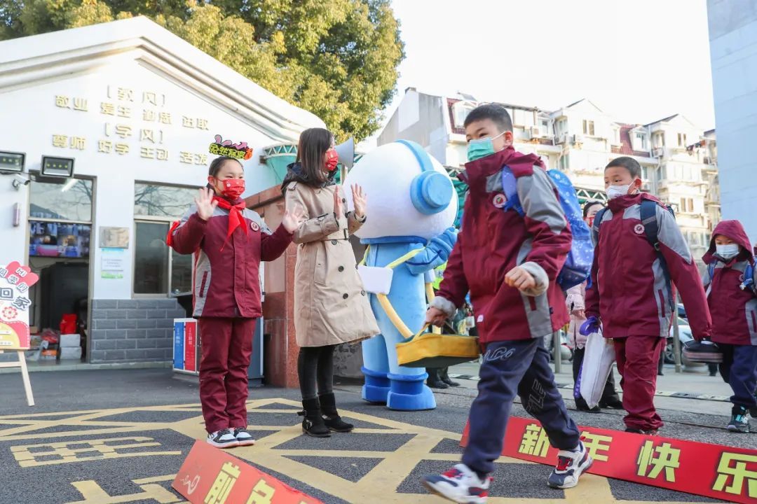 斑斓风车祝福新学期,岳阳小学"云间气象站"展现新气象