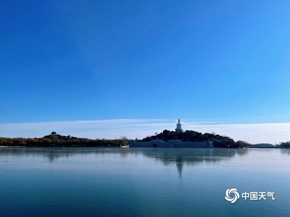 大风吹来碧空万里 北京北海公园风景如画