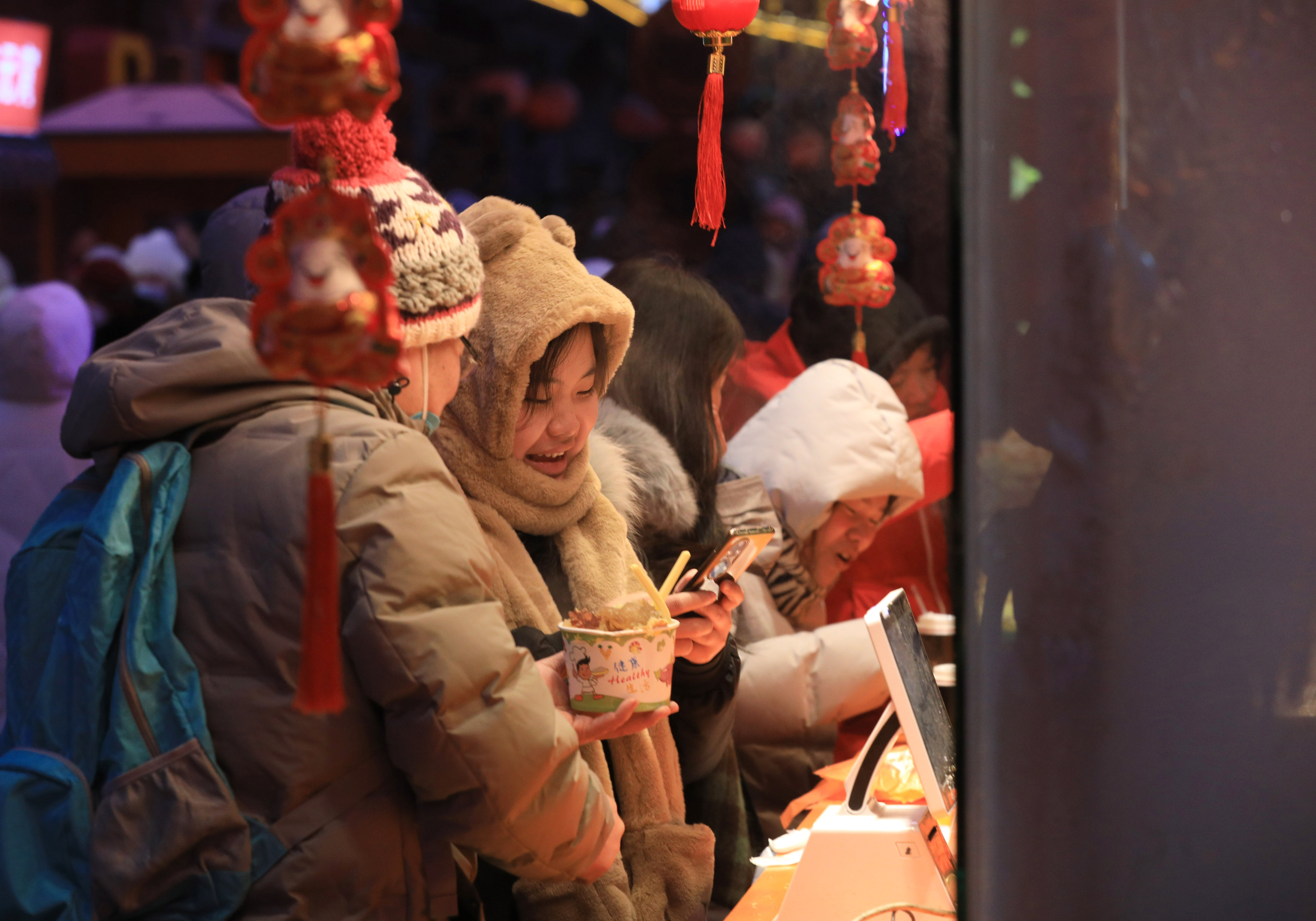 辽宁沈阳:皇寺庙会年味浓 北市场里过大年