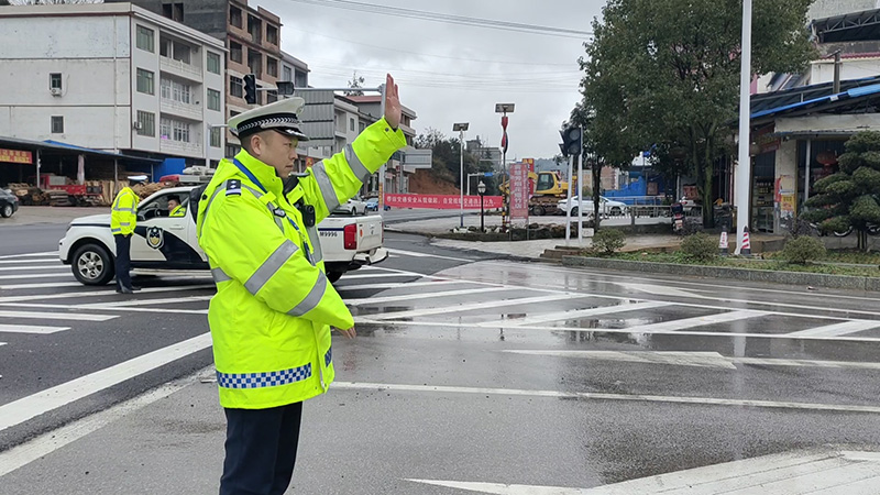 蓝山 公安交警执勤忙 坚守岗位保畅护安