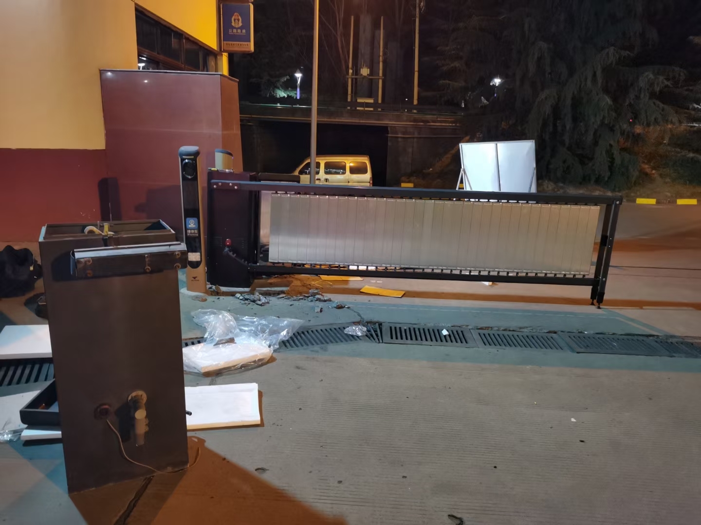 西安雁塔区电动门道闸维修