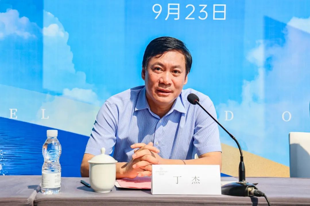 活力区发展服务中心党组成员,副主任王海洋,日照兴业集团董事长丁杰