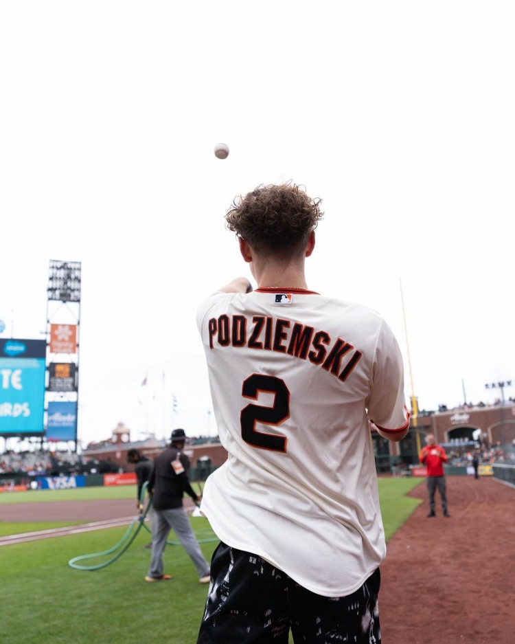 体验一把72勇士19号秀波杰姆斯基为美职棒旧金山巨人队开球