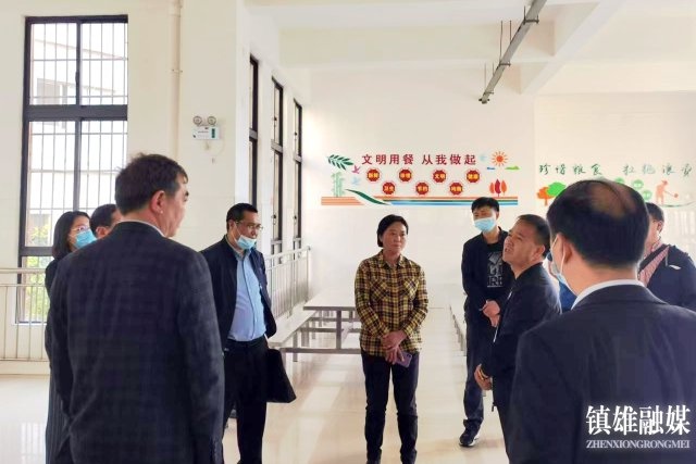 张启仙一行到县三小调研营养餐供餐工作