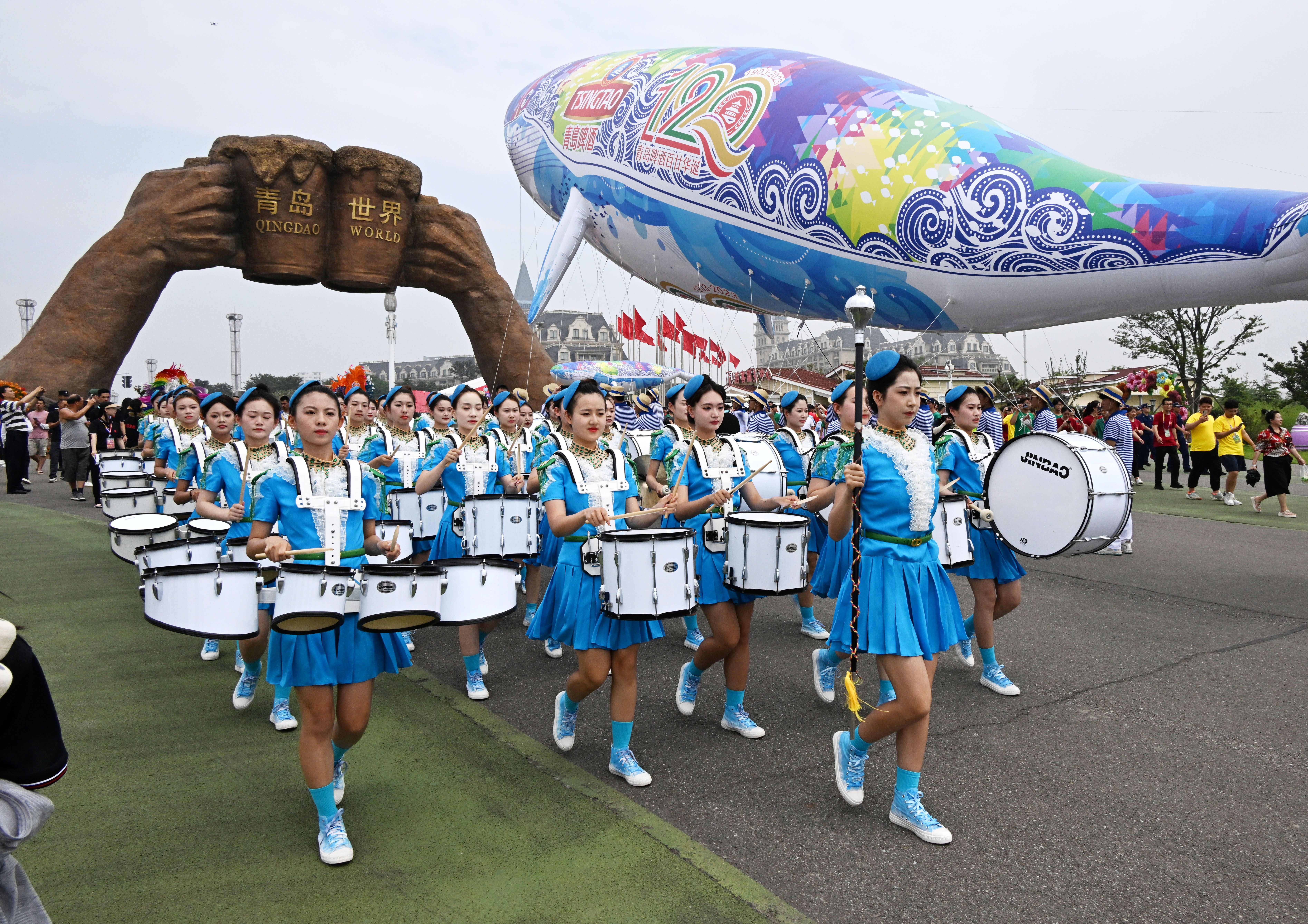 (经济)第33届青岛国际啤酒节金沙滩啤酒城开城