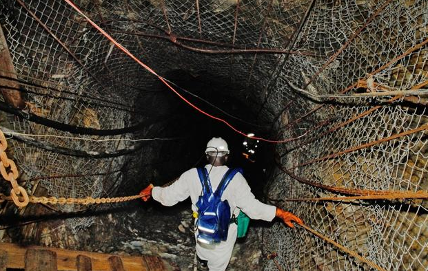 苏联"地狱之门",挖到12262米停止?背后隐藏着什么?