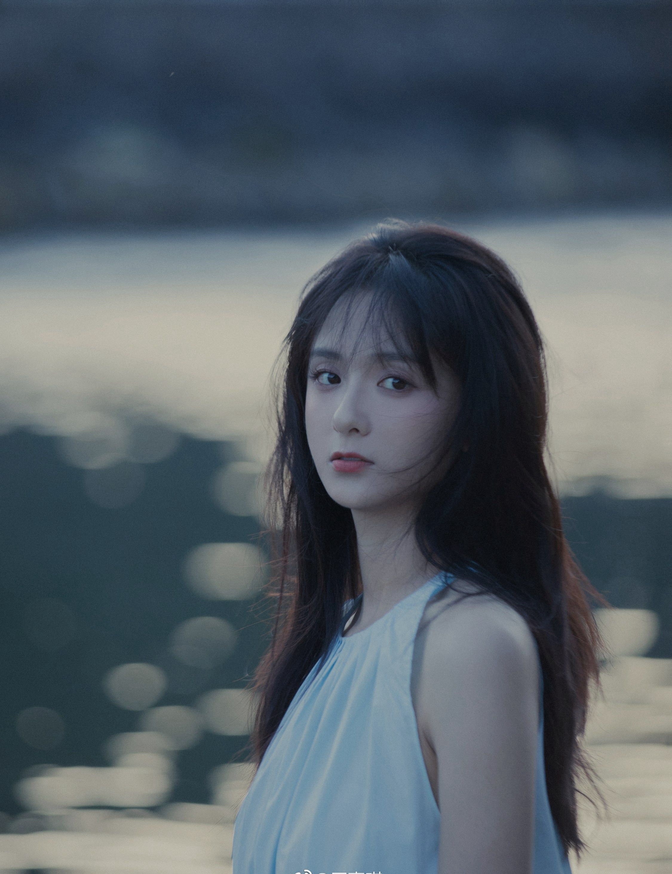 厉嘉琪白色连衣裙水边写真