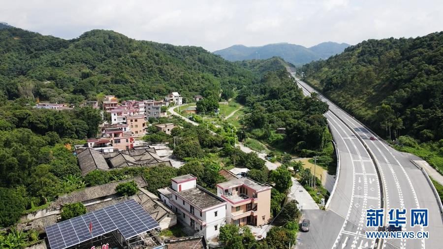 航拍广州市从化鳌头镇黄茅村一隅.新华网发(胡东和摄)