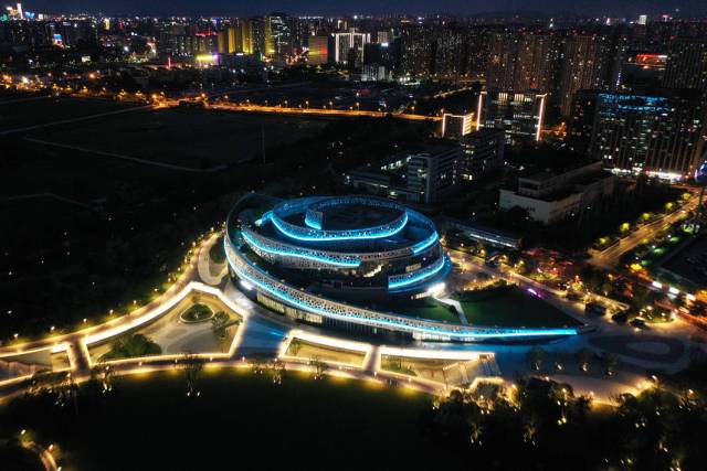 扬州运河大剧院夜景图片