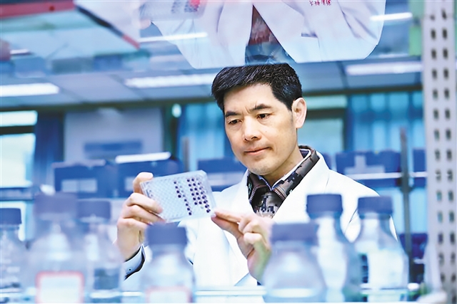 蒋建新:坚守一线 愿意干一辈子军事医学研究