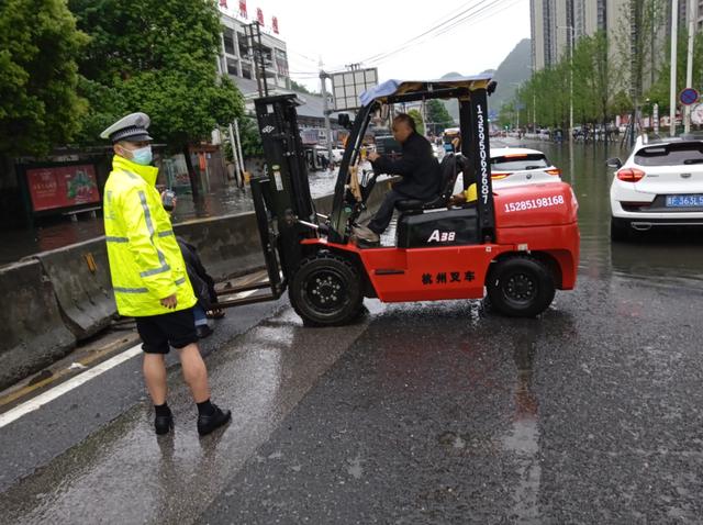 暴雨侵袭!南明交警雨中逆行疏导交通