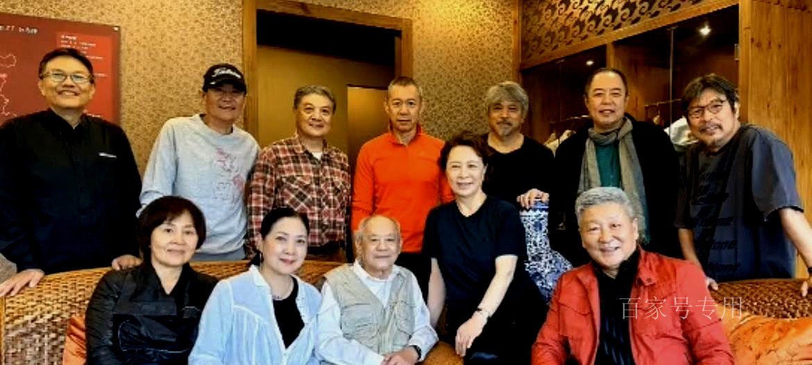 67岁的张丰毅太显年轻了竟将一旁的同班同学张铁林甩了好几条街