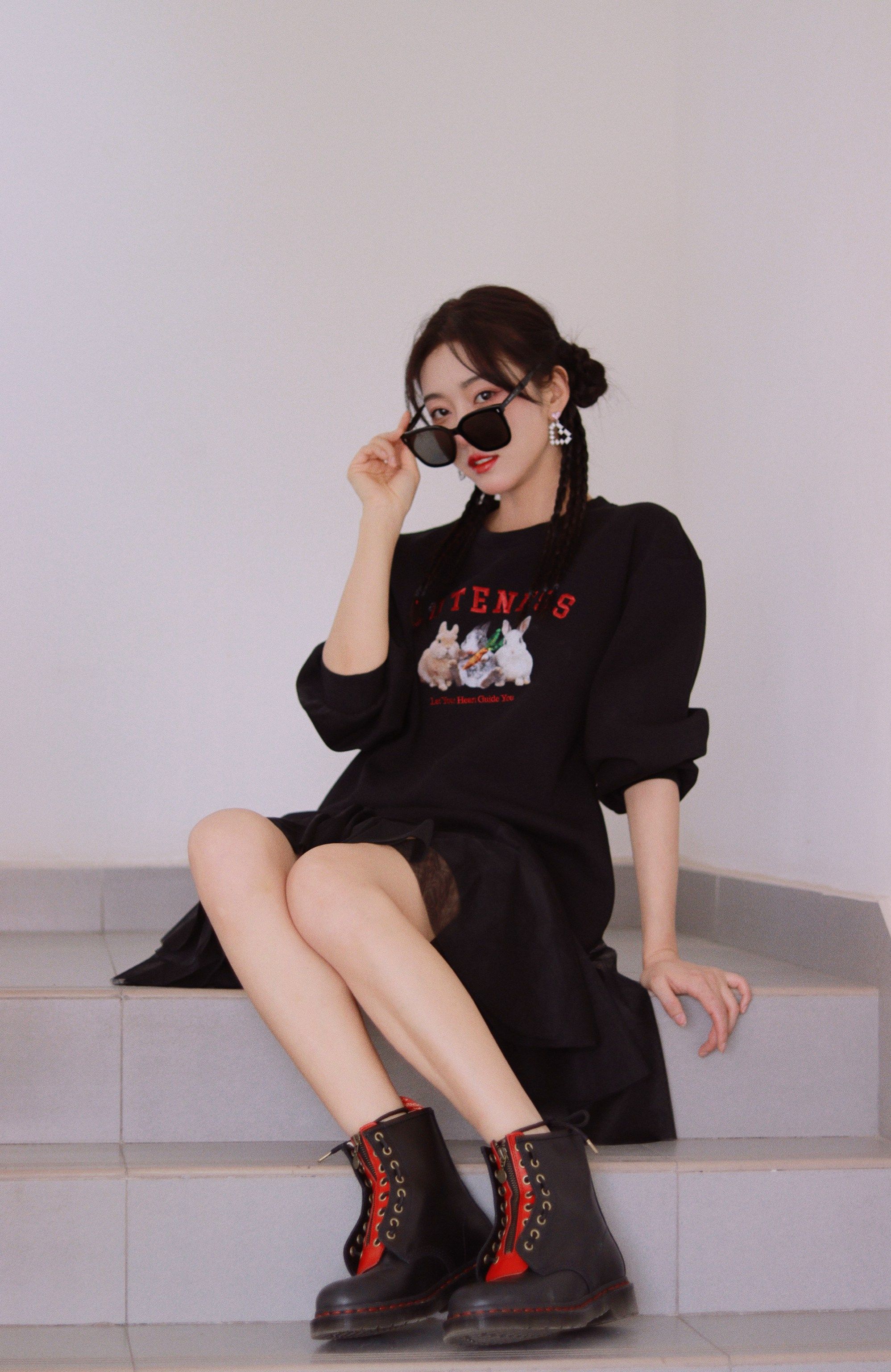 宣璐黑色超短裙性感美腿写真