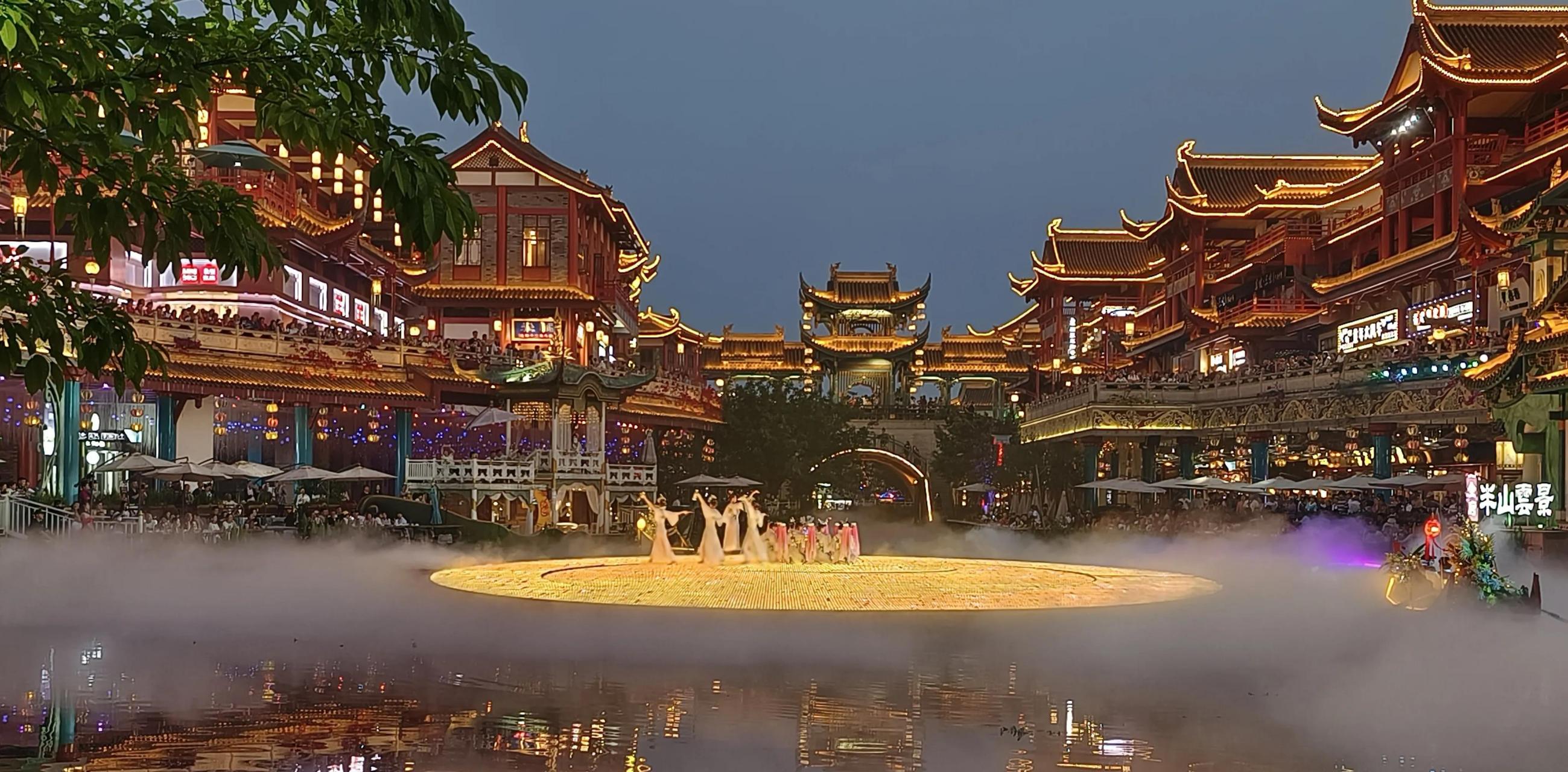 眉山水街  的  尴尬 这是一处建在一道壕沟两侧下沉式建筑群,尽管面积