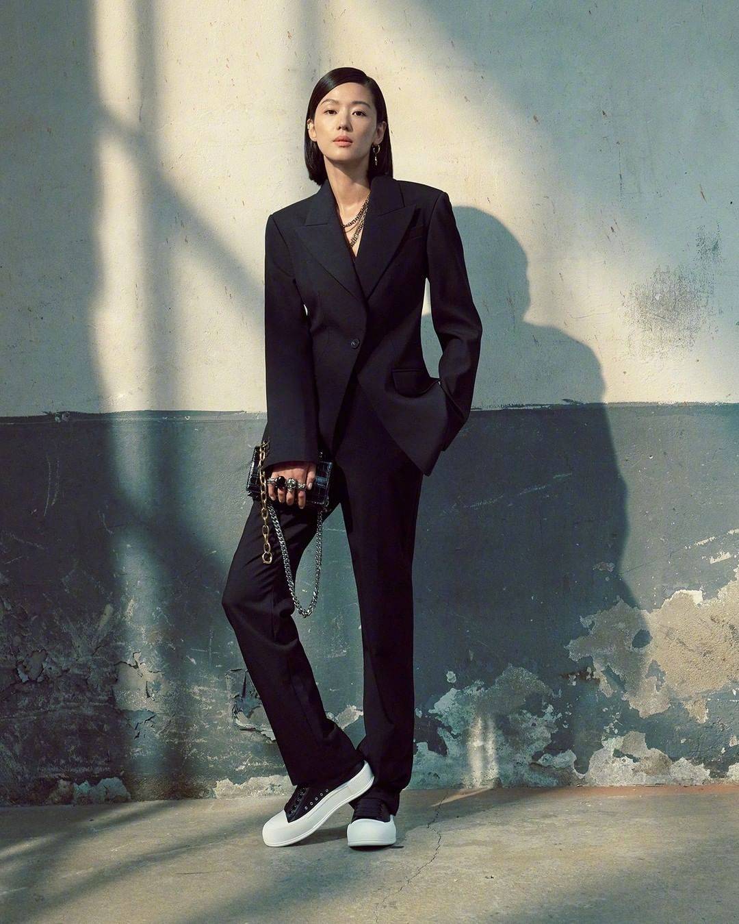 全智贤的穿搭真是职场典范,浑身透着精明女人的样子,气场强大?