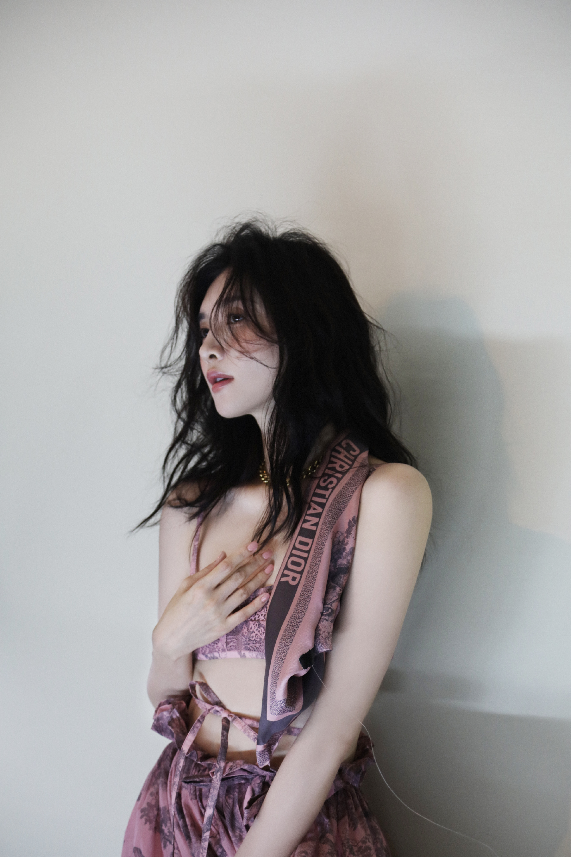 江疏影红秀封面大片中粉色连帽披肩和地毯融为一体,美好定格