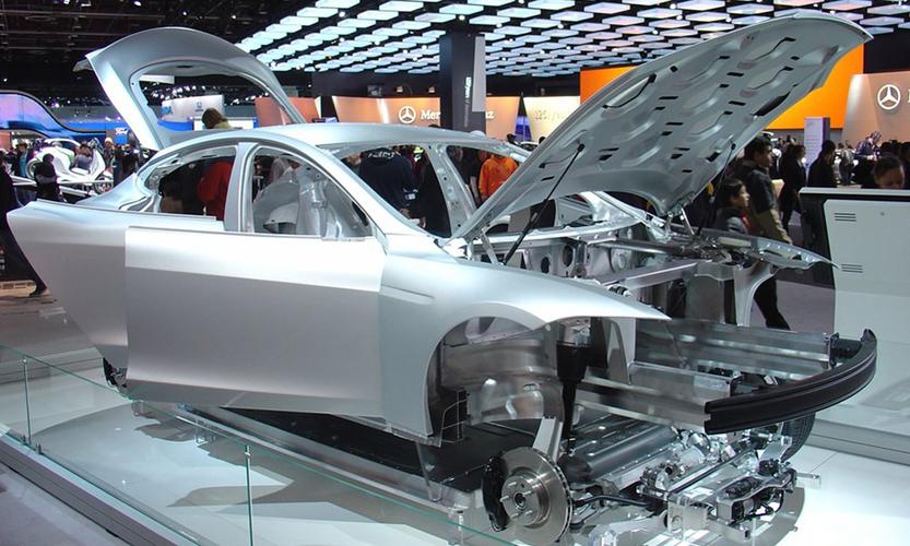 车型集成了250项创新专利,整车构造采用全铝材质,既确保了车身的轻量