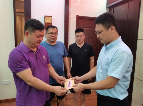 上高县泗溪镇召开"八一"建军节座谈会