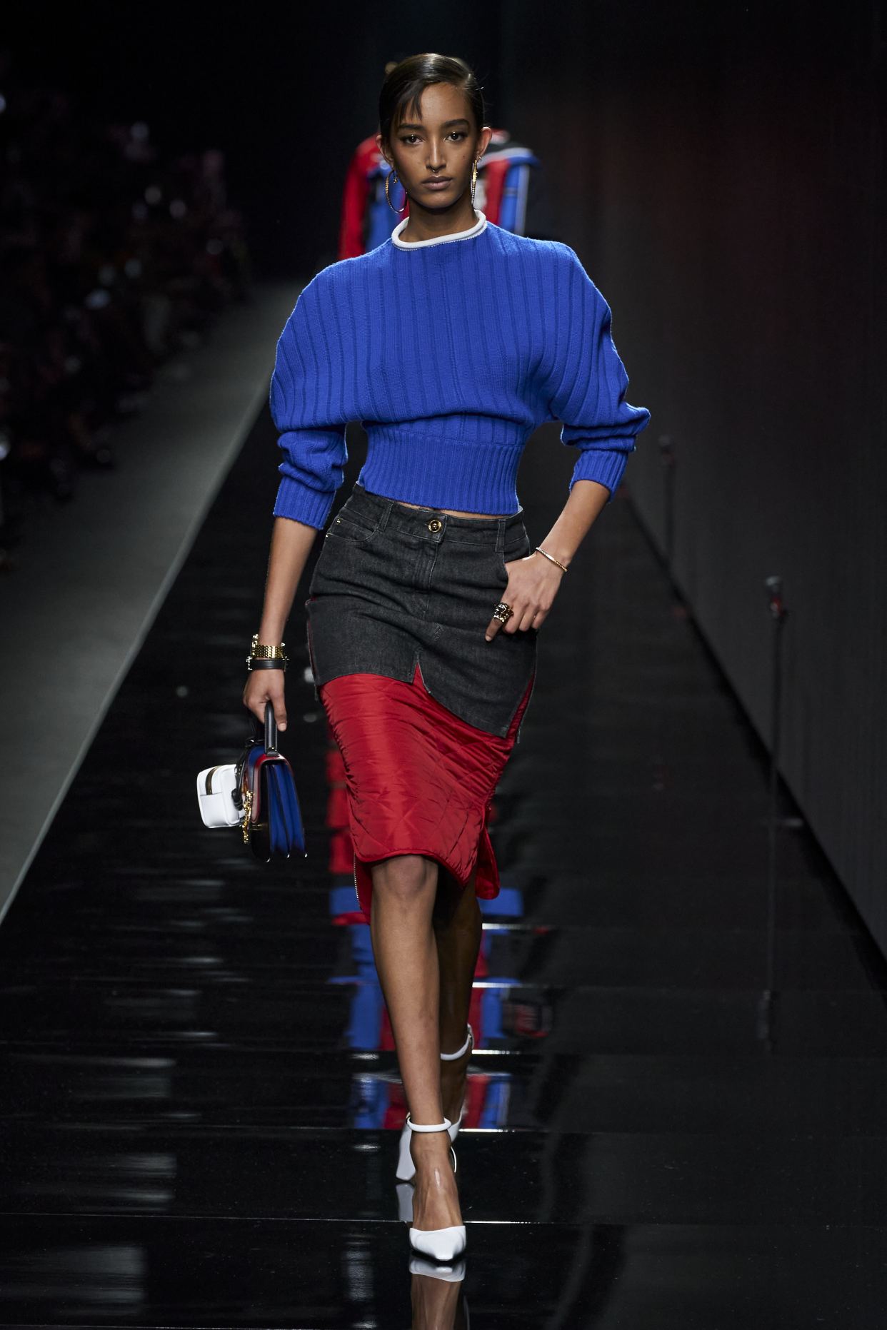 versace冬装真好看!红配蓝"搭不好"易显土气:潮流穿搭分析