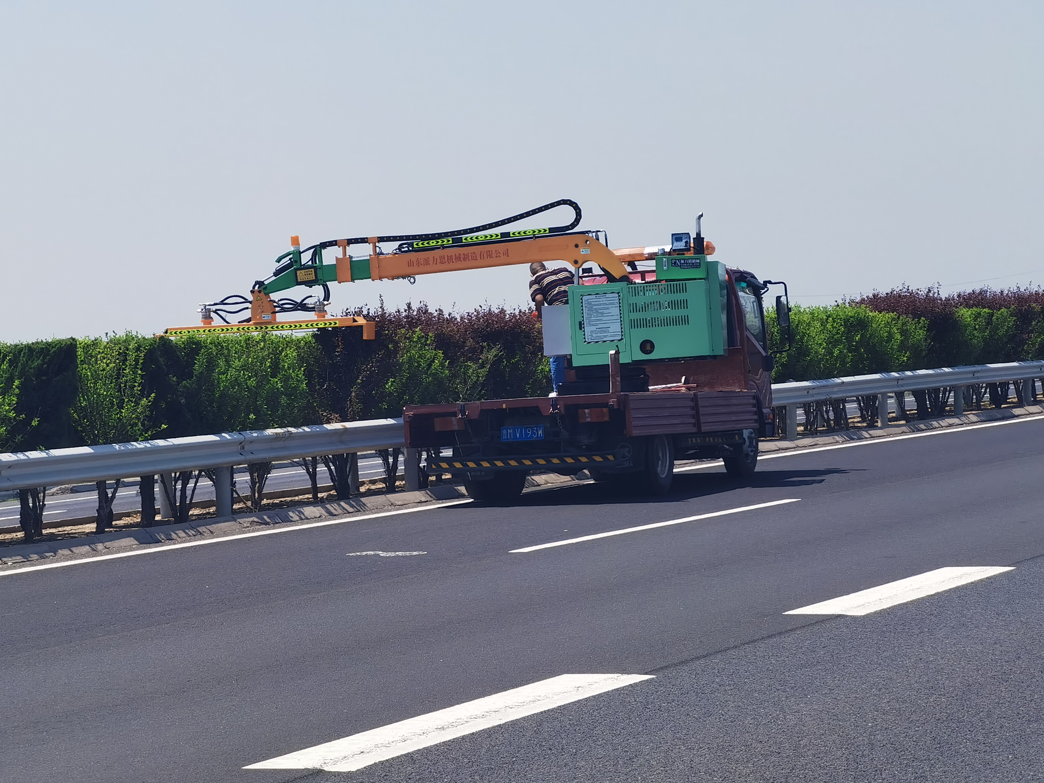 派力恩高速公路绿篱修剪机中央绿化带修剪机边坡杂草修剪设备