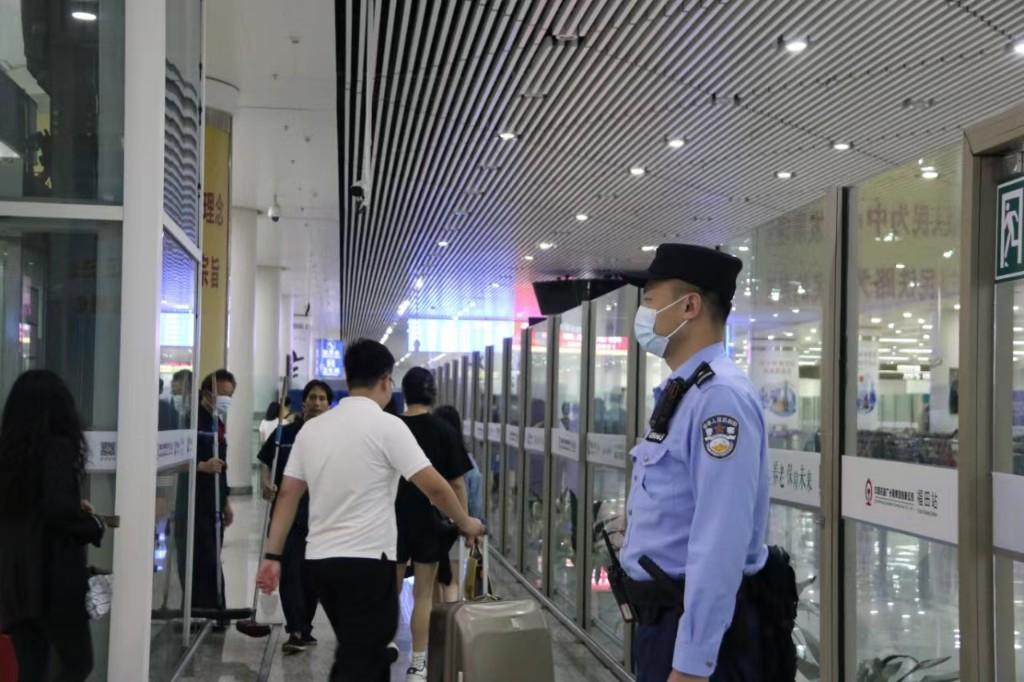 守护旅客假期出行,深铁公安全力确保站车线秩序稳定