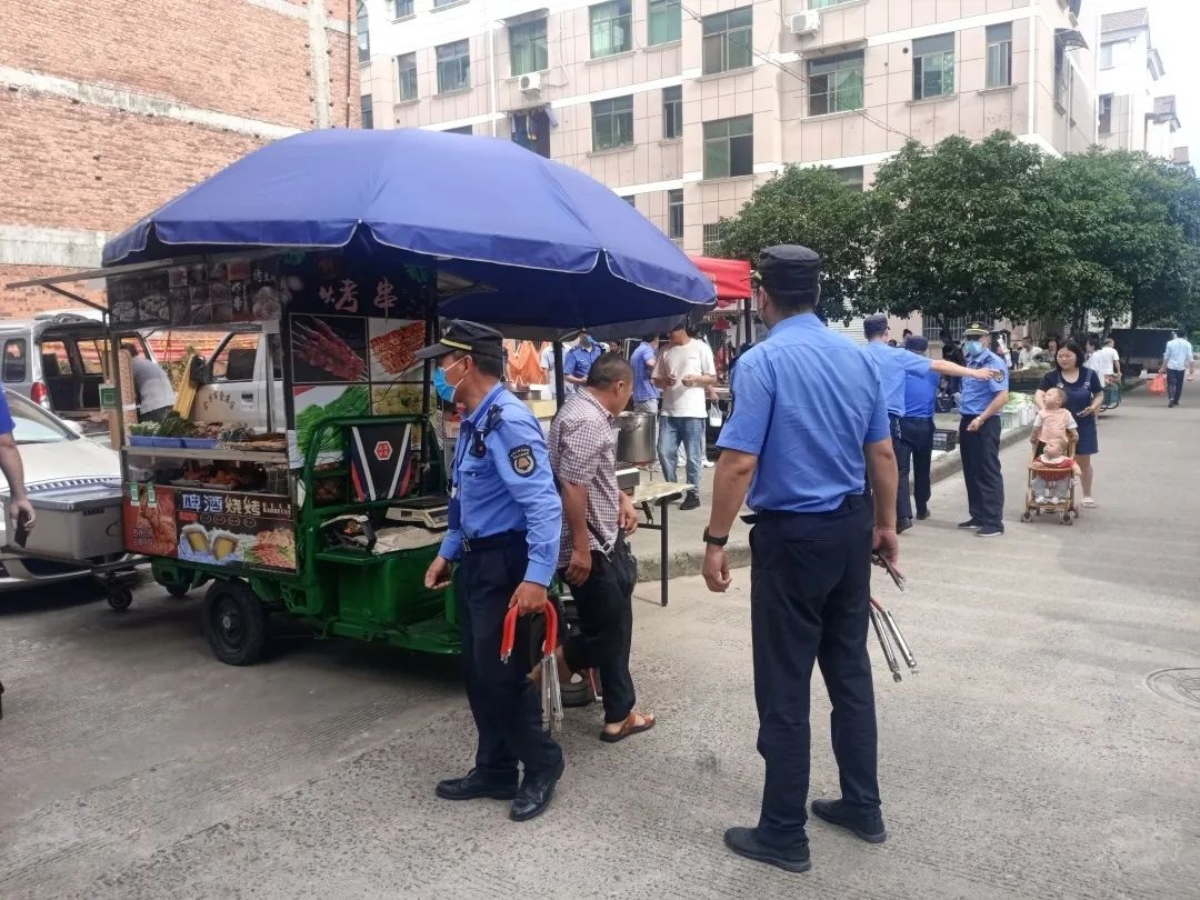 依法依规整治流动摊贩提升城市管理水平