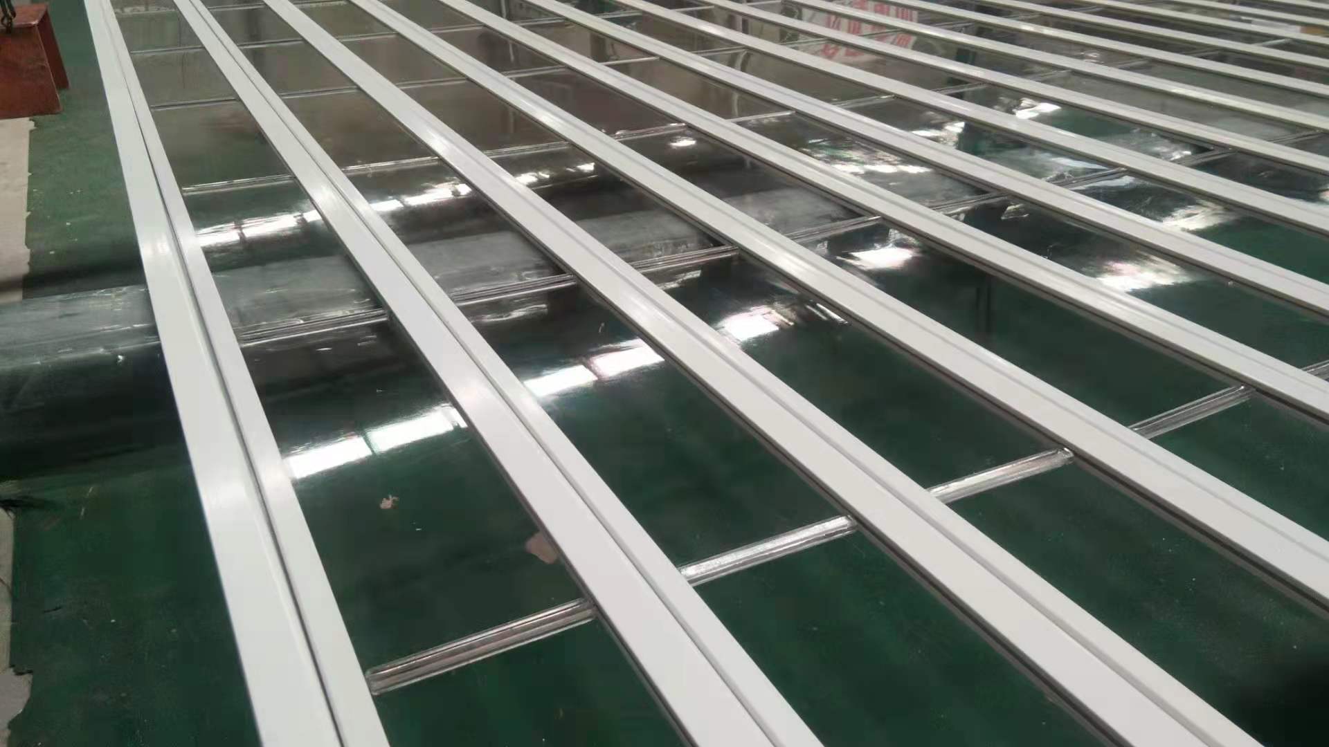 定制香港通片直条电动水晶门