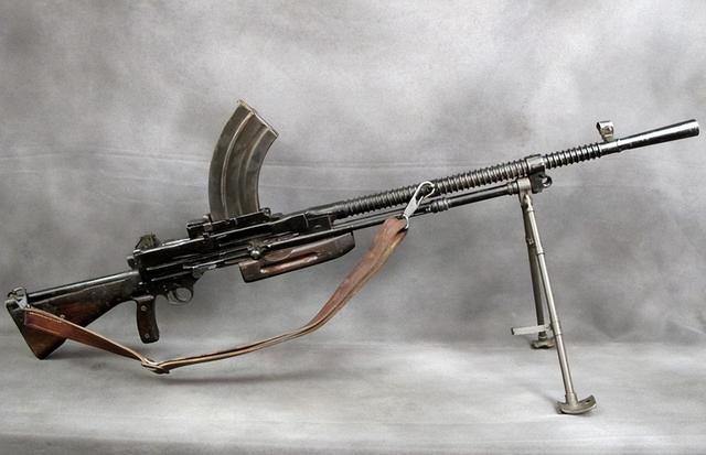 弹匣插在上面的不一定是捷克式,弹匣顶置的机枪哪家强?