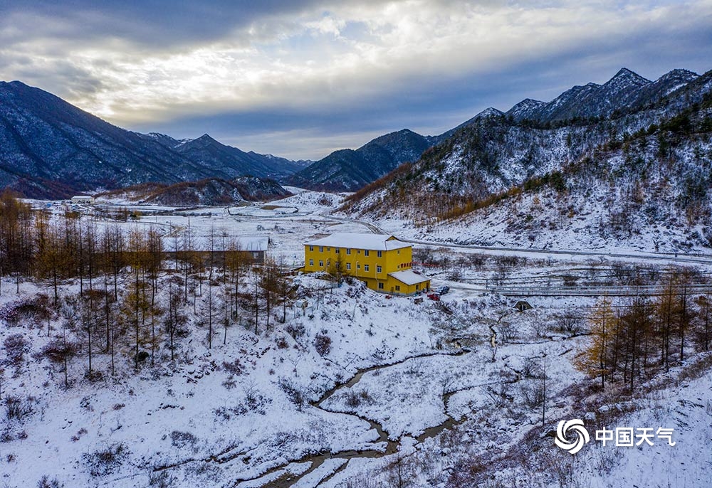 重庆巫溪红池坝高海拔地区迎今冬初雪 雪景美如画