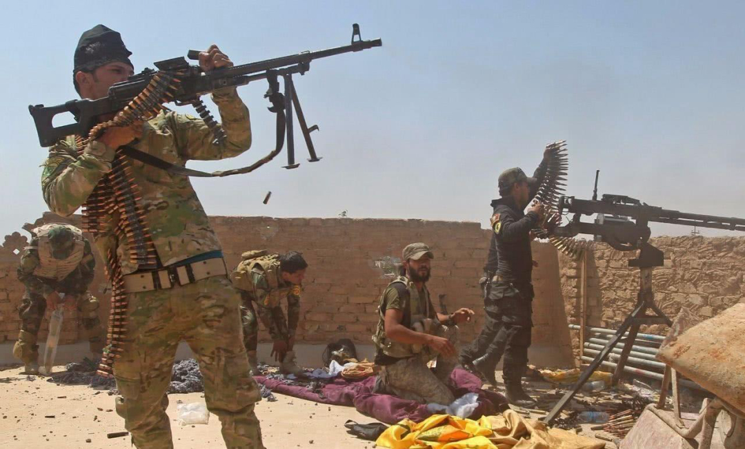 为什么非洲人将ak举过头顶射击?真相让人感慨,这是正确方法