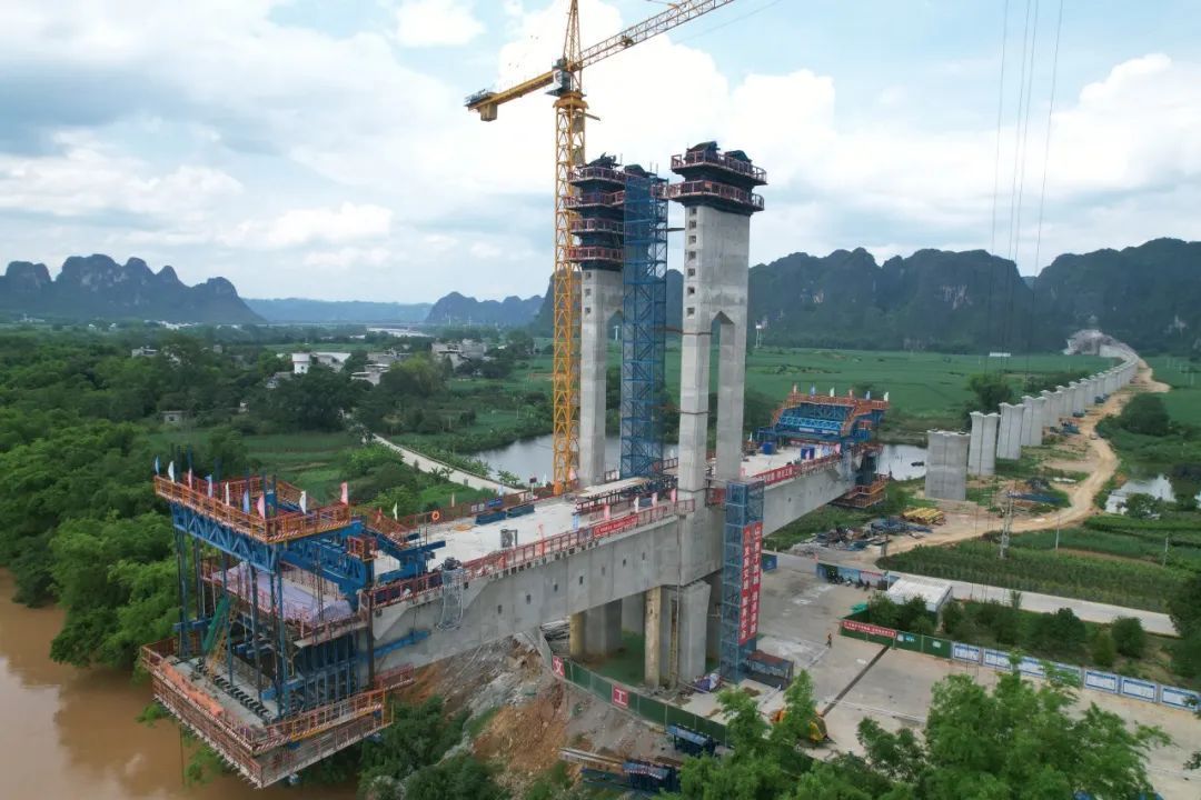 崇凭铁路全线唯一一座斜拉桥顺利封顶